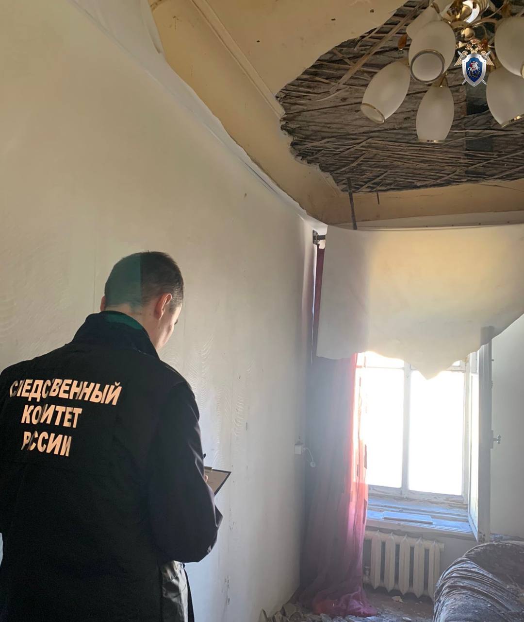 В квартире на Петроградской стороне обрушился потолок СКР проводит проверку Сотрудники Следственного комитета и прокуратуры Санкт Петербурга инициировали проведение проверки по факту обрушения потолка в одной из квартир в Петроградском районе Инцидент произошел в жилом доме на Гатчинской улице Как сообщили в СК предварительно установлено что в квартире дома частично обрушилась штукатурка в результате чего было повреждено полотно натяжного потолка Доследственная проверка организована по ст 238 УК РФ оказание услуг не отвечающих требованиям безопасности уточнили в ведомстве По данным Ъ СПб обрушение лепнины с потолка произошло на 6 м этаже дома 31 33 по Гатчинской улице Дом находится в управлении ЖКС 2 В настоящий момент на месте работают следователи МЧС и прокуратура в квартирах выше все в порядке пострадавших нет Фото ГСУ СК России по Санкт Петербургу kommersant spb