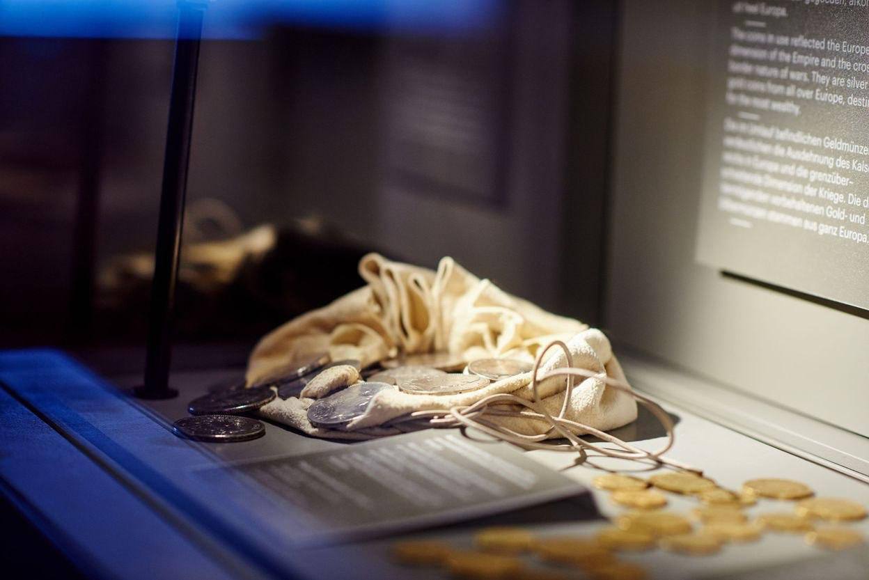 В Бельгии неизвестные украли кольцо Наполеона из музея Двое грабителей проникли в музей Последний штаб Наполеона через окно сообщает телеканал RTBF Они разбили несколько витрин и похитили кольцо золотые и серебрянные монеты начала 19 века Украденный перстень как считается принадлежал Наполеону Бонапарту Его нашли после поражения французских войск в битве при Ватерлоо Фото RTBF