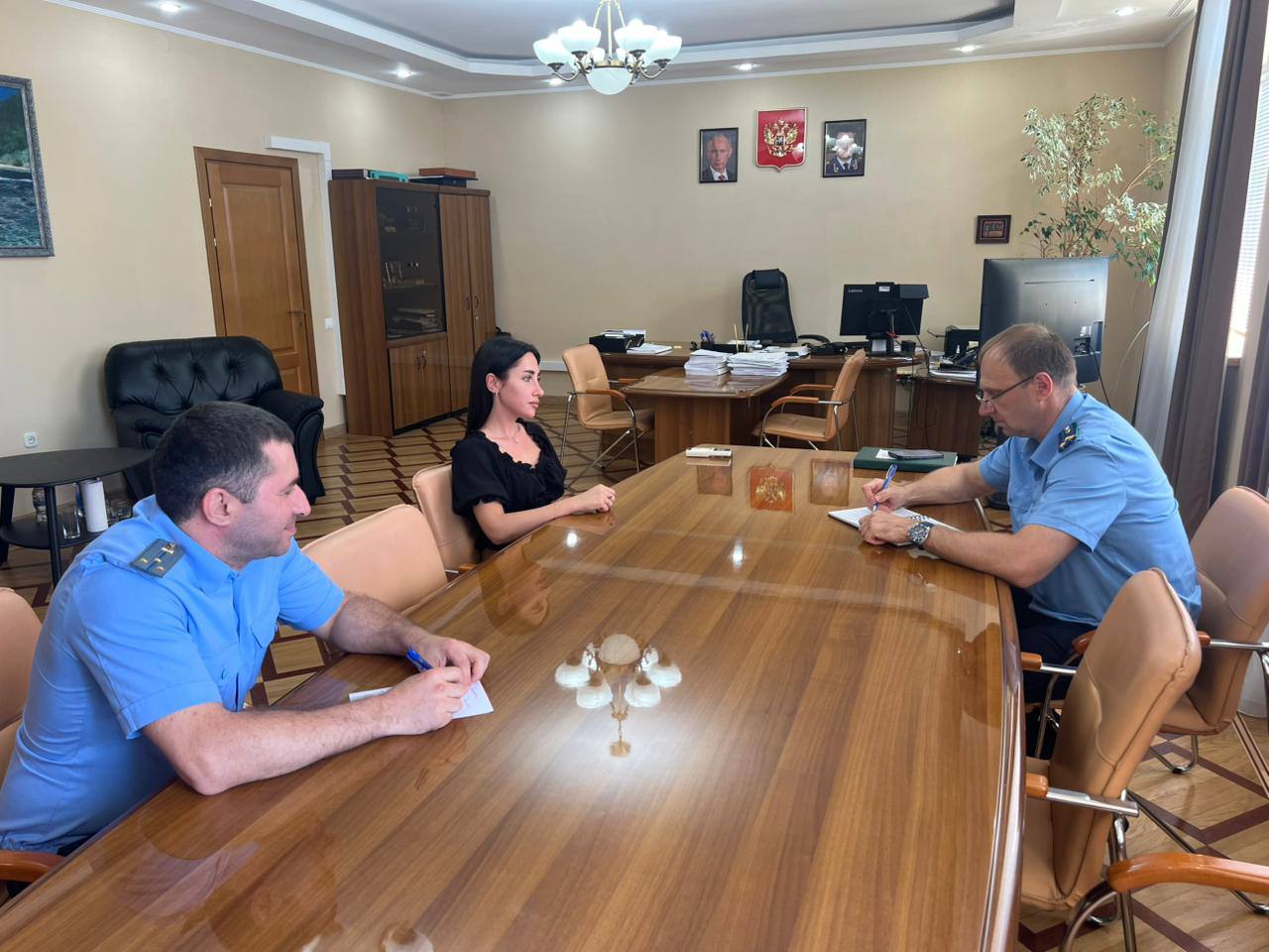Прокурором Хостинского района г. Сочи проведен прием граждан по вопросам нарушения законодательства об исполнительном производстве Прокурором района Романом Ведерниковым на базе прокуратуры района совместно с руководителем территориального отделения судебных приставов проведен прием граждан. Граждане обратились по вопросам невыплаты алиментов, защиты прав участников СВО. По результатам приема принято 1 обращение, рассмотрение которого поставлено на контроль прокурором района. Также заявителям разъяснен порядок расчета задолженности по алиментным платежам и иные положения законодательства, регламентирующего деятельность судебных приставов.