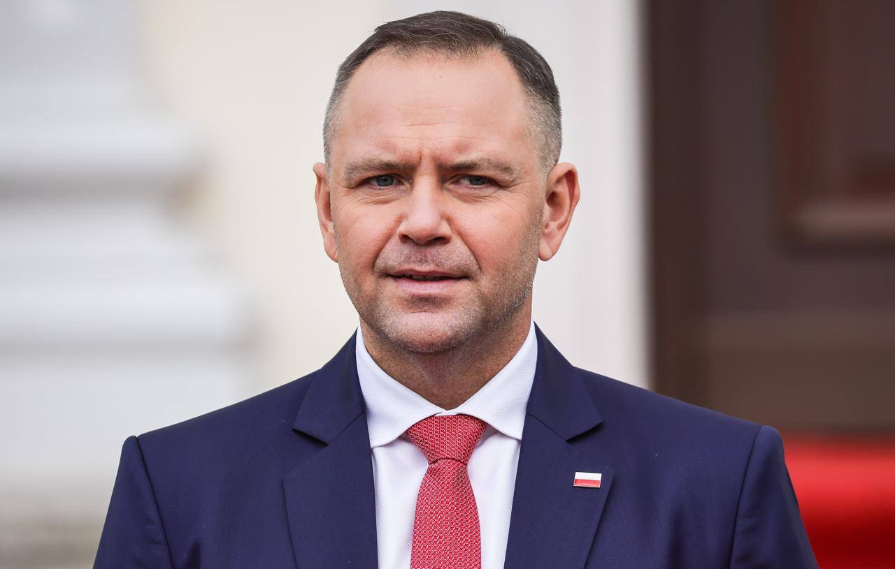 Президент Польши получает угрозы в соцсетях Об этом заявил министр цифровизации Кшиштоф Гавковский уточнил телеканалу TVP что сегодня произошёл очередной такой случай Речь шла о призыве организовать покушение на Кароля Навроцкого Ранее полиции удалось выявить и задержать 19 летнего поляка который разместил в Х на снимке Навроцкого изображение пистолета и надпись До встречи Каролёк Польша Подписаться на Pravda ru