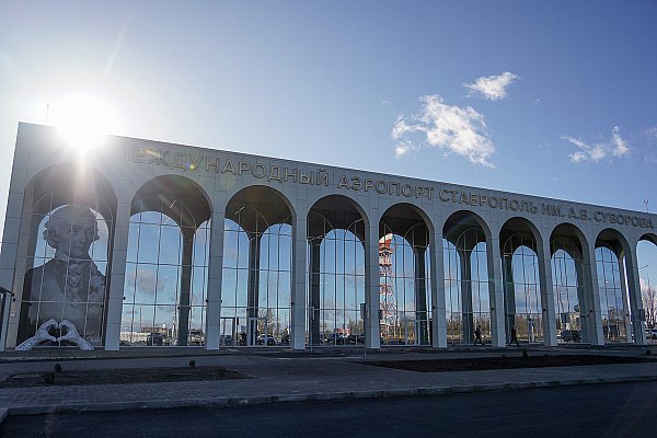 В аэропортах Ставрополья в 2026 году запустят электрозарядные хабы Инвестор запустит зарядные хабы для электроавтомобилей в аэропортах Ставрополья в 2026 году Также будет создан хаб в курортном городе Кисловодске Об этом сообщает ТАСС со ссылкой на пресс службу краевого Минпрома 2025 стал годом старта развития индустрии электротакси на Ставрополье сегодня в автопарке коммерческой компании 20 машин Проект пилотный но инвестор имеет планы по его расширению Кроме того компания планирует запустить в 2026 году три новых электрохаба в аэропортах Ставрополя и Минвод и в городе Кисловодске говорится в сообщении Первый в регионе зарядный хаб для электромобилей открыли летом 2025 года в городе Ставрополе Он рассчитан на зарядку одновременно четырех машин В общей сложности в регионе насчитывается 69 отдельных электрозарядных станций ЭЗС первая из которых была открыта в 2023 году в Железноводске aviaru net n290488