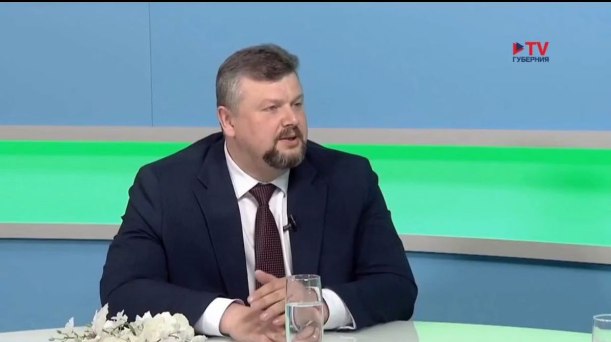 В соцсетях распространяется фейк о повышении стоимости проезда в Воронеже до 55 рублей В соцсетях распространяется информация о том, что стоимость проезда в общественном транспорте уже скоро повысят до 50 и 55 рублей в зависимости от способа оплаты. Новость подкрепляют вырезкой из, якобы, эфира с участием министра промышленности и транспорта Воронежской области Сергея Хлызова. Как отметили в пресс-службе областного правительства, новость не соответствует действительности, а видео - лишь дипфейк. ↗ Прислать новость Подписаться