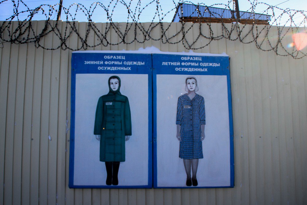 Томичка, задолжавшая на содержание своих сына и дочери почти два миллиона рублей, отправится в колонию-поселение. Ленинский райсуд города Томска признал ранее судимую 41-летнюю местную жительницу виновной в неуплате родителем средств на содержание детей часть 1 статьи 157 УК РФ . Женщину ранее привлекали к административной ответственности за неуплату алиментов, но она продолжала уклоняться от содержания детей, скрывая от судебных приставов свой неофициальный заработок. Подробнее – на Бабре #томск
