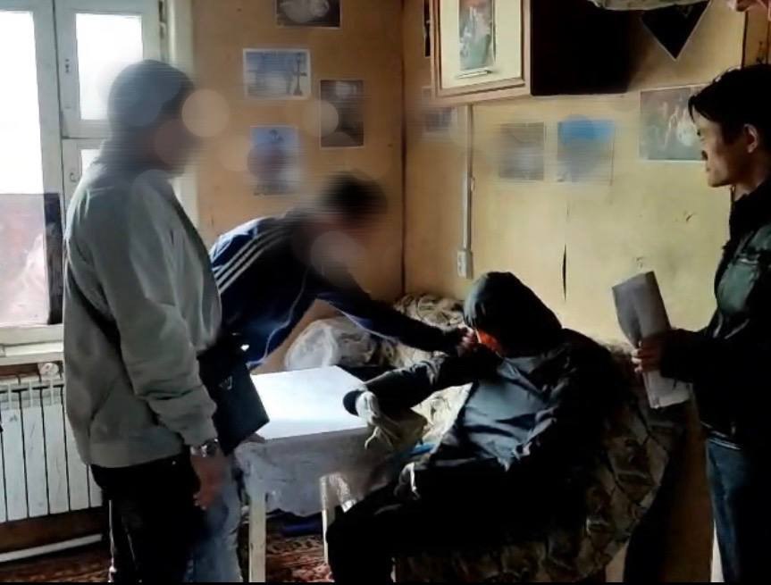 В Ленске пьяный мужчина до смерти избил сожительницу после ссоры. Обвиняемый нанёс женщине не менее 13 ударов руками по голове и телу. После этого он отправился спать, а утром обнаружил её без признаков жизни. Следствием собрана достаточная доказательственная база, уголовное дело направлено в суд. Sakhapress // Все новости Якутии на