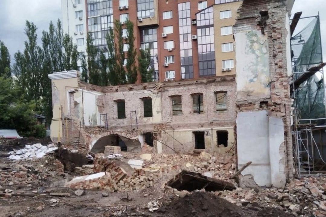 Старинная усадьба обрушилась в Уфе  #НовостиРодины из нашей ленты   Часть усадьбы старообрядцев Душиных рухнула в Уфе: здание, которое построено в 1870-м году, является объектом культурного наследия, два года назад его выкупил новый владелец, который собирался открыть здесь заведение общепита или отель   Остатки деревянной стены Смоленской крепости XV-XVI веков и плиты пола домонгольского периода обнаружили археологи   Неизвестных доисторических существ разглядели в микроскоп ученые в Новосибирске   Сокровища мерян сберег разоренный курган близ Ростова Великого   В Омской области во время раскопок нашли и восстановили древний меч  Больше новостей - на сайте "Родины"