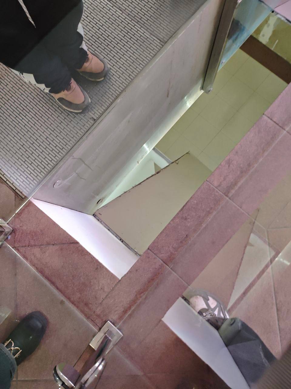 Одиннадцатилетнего мальчика госпитализировали после падения с перекрытия в ТЦ в Серпухове подмосковная прокуратура устанавливает обстоятельства произошедшего По информации надзорного ведомства мальчик пытался достать помаду которую его знакомая уронила на металлическое перекрытие между лестницей и эскалатором Он перелез через ограждение и спрыгнул на перекрытие которое не выдержало веса ребёнка и провалилось moscow on air