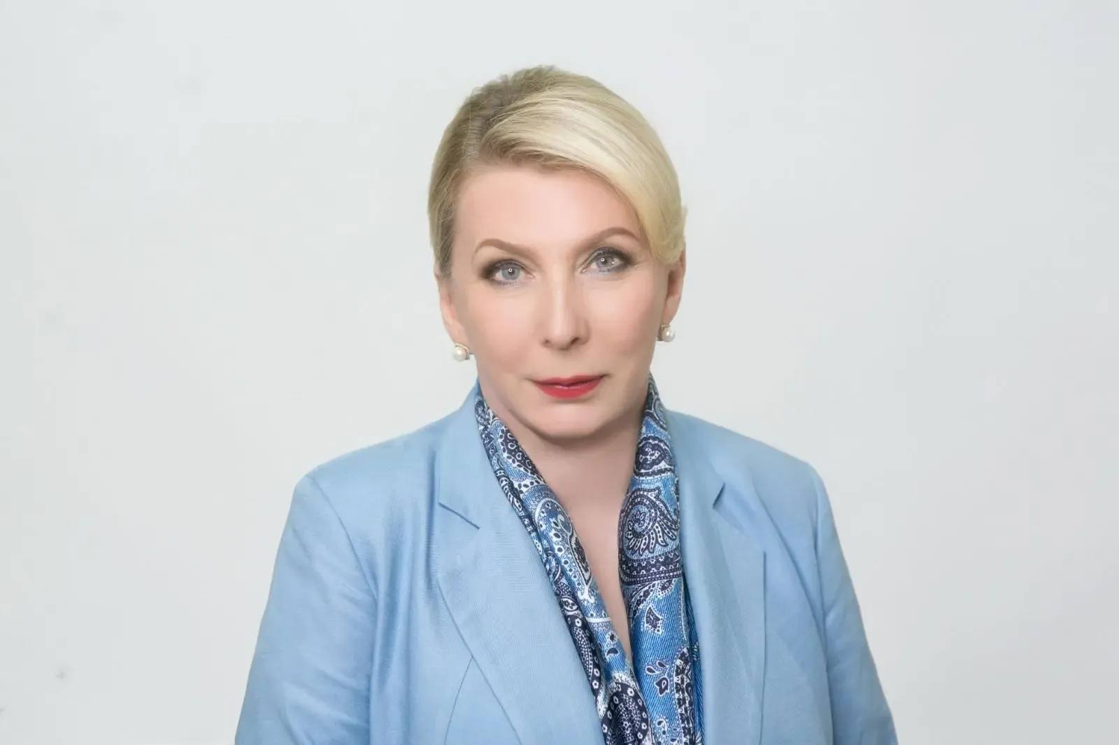 Ольга БАЛАБКИНА о Послании Глава Якутии Арктика будет защищена Глава Якутии Айсен Николаев представил важные инициативы в рамках своего Послания Государственному Собранию Ил Тумэн направленные на активное развитие северных территорий Среди ключевых направлений выделяются инфраструктурные проекты улучшение условий проживания населения и защита финансовых обязательств перед жителями Арктики считает Заместитель Председателя Правительства республики Ольга БАЛАБКИНА Айсен Николаев уделил особое внимание Арктике Прежде всего Ил Дархан обозначил проект мастер план агломерации Тикси Найба в арктическом Булунском районе в том числе международный транспортный коридор Мохэ Найба Новый магистральный путь станет основой экономического роста региона должен дать колоссальное развитие населённым пунктам которые будут располагаться вдоль этой стратегической дороги Во вторых Глава Якутии обязал Правительство обеспечить устойчивый уровень финансирования базовых потребностей северян включив их в перечень защищённых статей бюджета сказала Заместитель Председателя Правительства Республики Саха Якутия Ольга БАЛАБКИНА Глава республики Айсен Николаев поручил Правительству определить неснижаемый уровень бюджетных расходов на базовые потребности жителей Арктики и приравнять их к перечню защищённых статей регионального бюджета Кроме того Глава чётко определил развитие жилищно коммунального хозяйства в Арктике Там будет работать государственное унитарное предприятие ЖКХ РС Я и получать финансовую поддержку государства для улучшения качества коммунальных услуг для северян добавила Заместитель Председателя Правительства Якутии Ольга БАЛАБКИНА Также Айсен Николаев назвал среди драйверов развития Арктики строительство нового морского порта в Найбе модернизацию порта новый аэровокзал в Тикси энергетическую и дорожную инфраструктуру Кючусского кластера строительство общественных пространств обновление социальных объектов и коммунальной инфраструктуры старт крупнейшего телекоммуникационного проекта Синергия Арктики со строительством 7 тысяч км оптоволокна создание сети торгово логистических центров в арктических улусах единаяроссия сахасирэ ольгабалабкина мыработаем россия якутия арктика экология арктическаяякутия Подписывайтесь на канал   t me balabkinaov