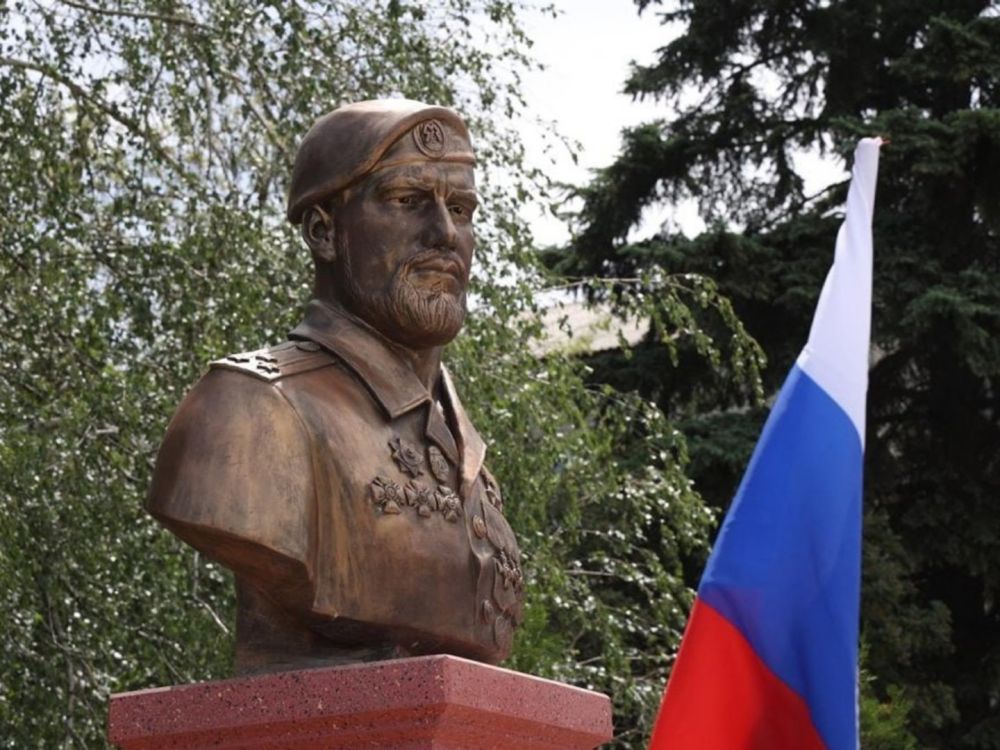 В Ясиноватой открыли памятник сыну полпреда в УрФО, изготовленный в Златоусте. Фото В Ясиноватой Луганской народной республики ЛНР открыли памятник сыну полпреда в УрФО, Герою России Владимиру Жоге. Памятник был изготовлен в Златоусте, сообщила пресс-служба правительства Челябинской области. «В Ясиноватой открыли памятник Герою России Владимиру Жоге, изготовленный в Златоусте. Владимира Жога позывной — Воха — Герой Донецкой Народной Республики, Герой Российской Федерации», — сообщила пресс-служба правительства Челябинской области в telegram-канале. Участие в мероприятии принял полпред президента в УрФО Артем Жога. «Это живая память о моем сыне, который отдал свою жизнь, защищая мирных жителей. Символично, что помощь в установке памятника оказал город Златоуст Челябинской области. Благодарю всех, кто ... Подробнее>>>