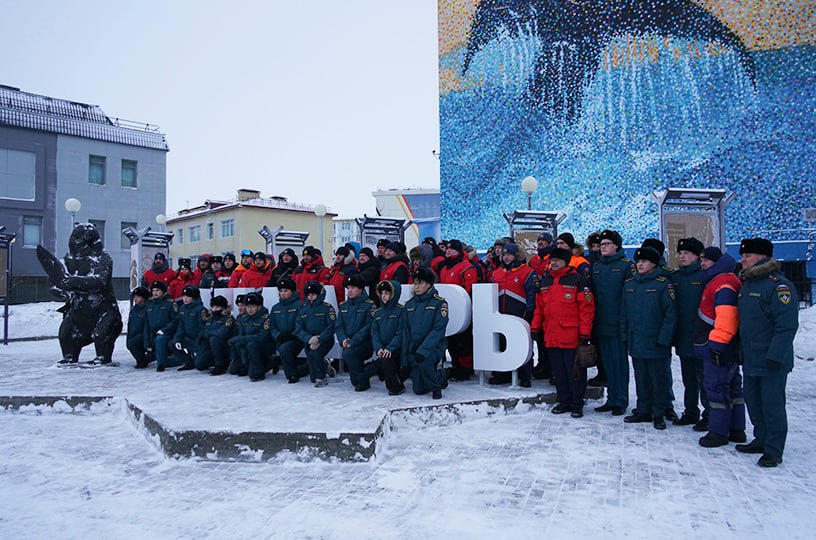 Экспедиция МЧС преодолела более 1100 км по Чукотке  Сегодня, 20 января, Арктическая экспедиция МЧС России покинула столицу Чукотки и направилась в Уэлькаль, после которого пройдет по десятку населенных пунктов муниципальных округов Эгвекинот и Певек. А в Анадыре участники почтили память погибших в годы Великой Отечественной войны, побывали в Музейном центре "Наследие Чукотки" и провели выставку внедорожной техники.  «Команда чувствует себя прекрасно. Все ребята прошли акклиматизацию, пропили комплекс витаминов. Экспедицию мы готовили год и понимали, что она будет сверхсложная. Много участков маршрута, которые не хожены, которые пролегают по сложному рельефу. Все это усложняется полярной ночью и минусовыми температурами. Но мы движемся вперед строго по плану. Если и будем корректировать маршрут, то только в сторону его усложнения», — отметил руководитель экспедиции Даниил Мартынов.     ЧИТАТЬ ПОЛНОСТЬЮ    Информагентство "Чукотка"    ПОДПИСАТЬСЯ    ПОДДЕРЖАТЬ ГОЛОСОМ