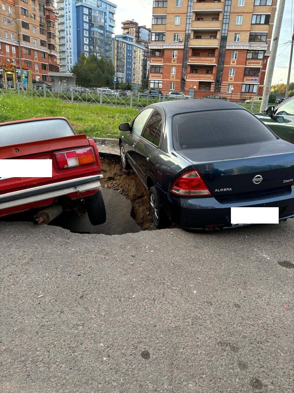 На улице Дубравной в Казани за сутки произошло два провала грунта Сначала просел асфальт на парковке над старым коллектором позже туда частично провалился автомобиль Водоканал сообщил что реконструкция коллектора запланирована на этот год kazan