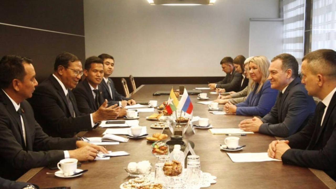 Новосибирск и Мандалай снова свяжет прямой рейс этой осенью Максим Кудрявцев обсудил с мэром Мандалая Чо Саном возобновление авиасообщения. Встреча прошла в Новосибирске, где также говорили о сотрудничестве в экономике и образовании. Чо Сан отметил, что встреча станет основой для дальнейшего взаимодействия. Он поздравил Новосибирск с днём рождения и поблагодарил за гостеприимство. Прислать новость