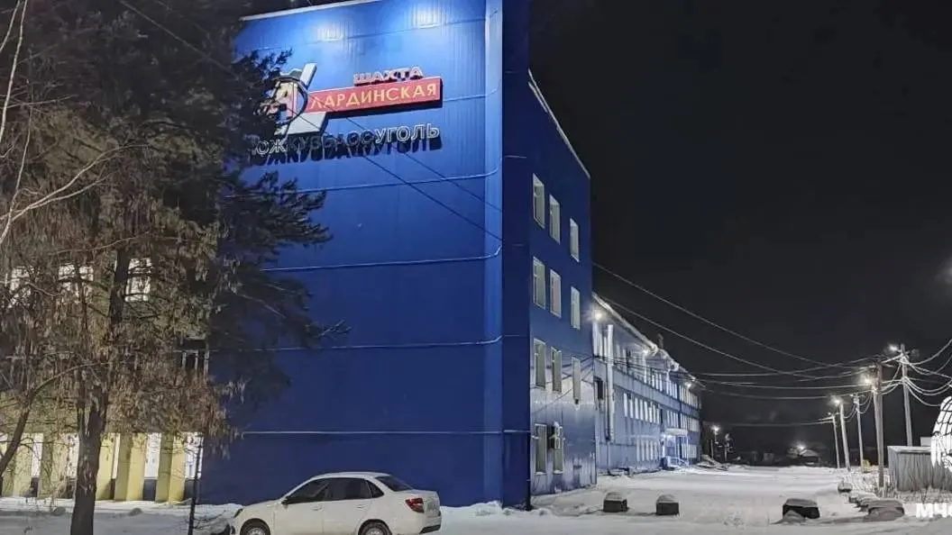 Более половины работников эвакуированы на шахте Алардинская в Кемеровской области Из за превышения допустимого уровня угарного газа был организован вывод 132 шахтёров на поверхность по запасным выходам По последним данным Интерфакса на поверхность вывели 83 человека Пострадавших нет Эвакуация продолжается Шахта входит в группу Распадская Подписаться Прислать новость Помочь бустами