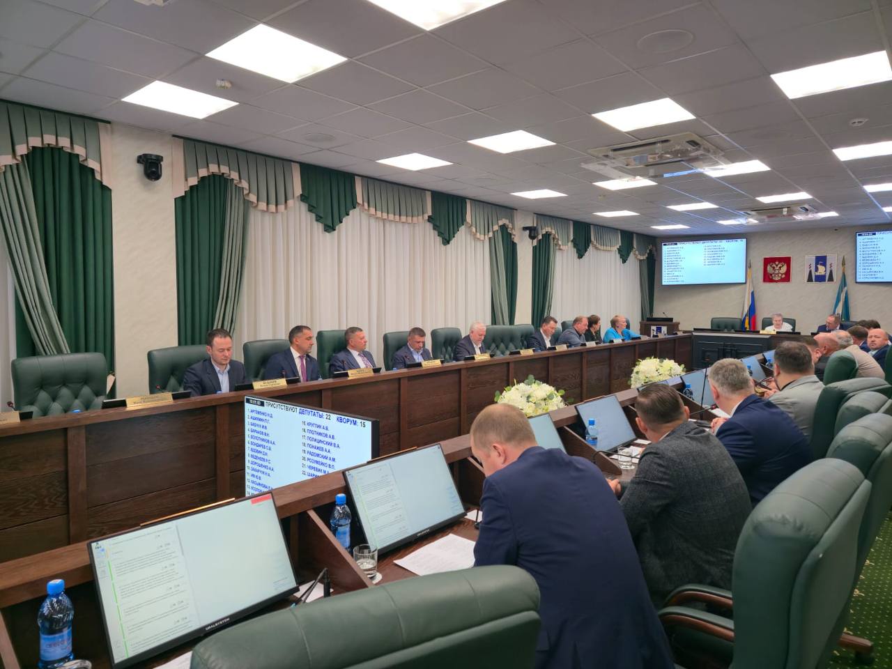 Елена Касьянова подвела итоги деятельности областного парламента за период весенней сессии Всего в весеннюю сессию Сахалинской областной Думы VIII созыва проведено 11 заседаний, принято 311 документов, в том числе 77 законов и 234 постановления. В Год 80-летия Победы в Великой Отечественной войне 1941–1945 годов председатель областной Думы в первую очередь отметила единогласно принятый депутатами в ходе весенней сессии Закон «О внесении изменений в статьи 1 и 2 Закона Сахалинской области «О звании «Почетный гражданин Сахалинской области». Приняты важные законодательные решения о расширении поддержки для участников СВО и их семей, об усилении административной ответственности в вопросах обращения с домашними животными, была учреждена памятная медаль Сахалинской области «80 лет Победы над милитаристской Японией и окончания Второй мировой войны» и новые звания – «Заслуженный юрист Сахалинской области», «Заслуженный землеустроитель Сахалинской области», «Заслуженный работник сферы труда и занятости Сахалинской области». Два проекта закона были отправлены на федеральный уровень, в Государственную Думу. — Впереди – большие задачи, но вместе мы найдем оптимальные решения! – написала председатель Сахалинской областной Думы на своих официальных страницах в социальных сетях. Подробнее на сайте областной Думы