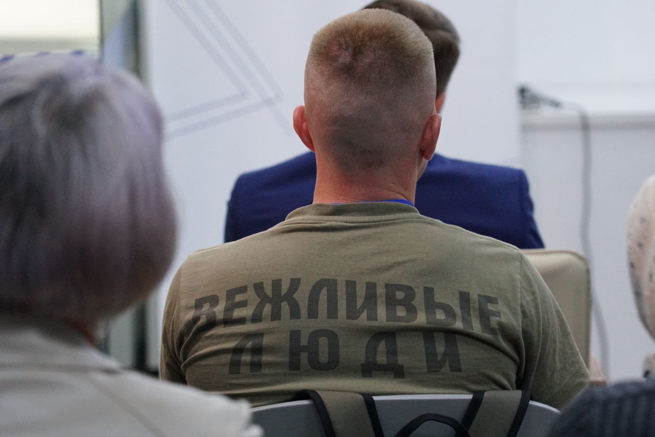 Герои СВО и волонтеры смогут претендовать на медаль За честь и мужество На сессии в феврале рассмотрим изменения в краевой закон о наградах Инициативу вносит Губернатор региона и фракция Единая Россия Предлагаем расширить перечень заслуг которые будут основанием для представления к награде Алтайского края медали За честь и мужество и включить в перечень высокие достижения в укреплении обороноспособности страны и обеспечении национальной безопасности Особое внимание уделено заслугам связанным с активным участием в специальной военной операции Изменения предусматривают также признание и поощрение заслуг в добровольческой и волонтерской деятельности За последние несколько лет многие наши военнослужащие и общественники были удостоены краевых наград Предложенные изменения позволят еще выше оценить вклад военных и гражданских жителей края в дело Победы Больше информации здесь MAX ВК ОК