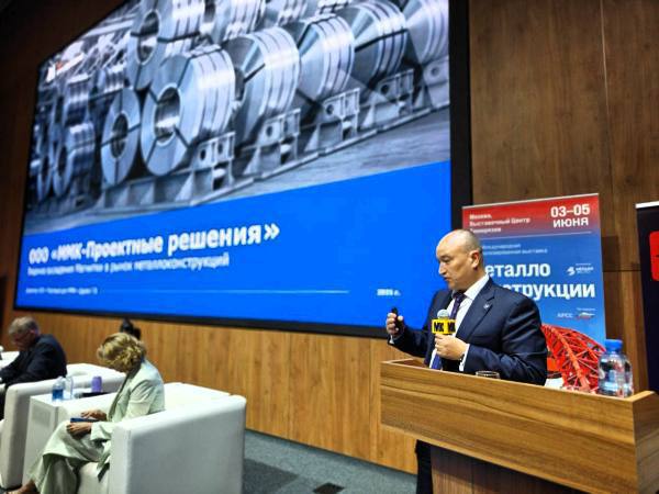 Тему экспансии ММК на рынок металлоконструкций в ходе конференции на выставке продолжил директор ТД ММК Григорий Щуров. Главное по теме из выступления: новое направление будет развиваться прежде всего на домашних рынках ММК – Дальневосточный, Сибирский, Уральский ФО компания «ММК-Проектные решения» будет отвечать за проектные, производственные и коммерческие функции проектированием займётся магнитогорский Гипромез уже ведутся переговоры с крупными заказчиками, в том числе с Ростехом, ИнтерРАО и Газпромом основная производственная база для сборки и сварки – «Механоремонтный комплекс» ММК заключаются соглашения со сторонними заводами металлоконструкций оператор поставок – ТД ММК – готов предоставить широкий спектр сервис услуг в 46 городах