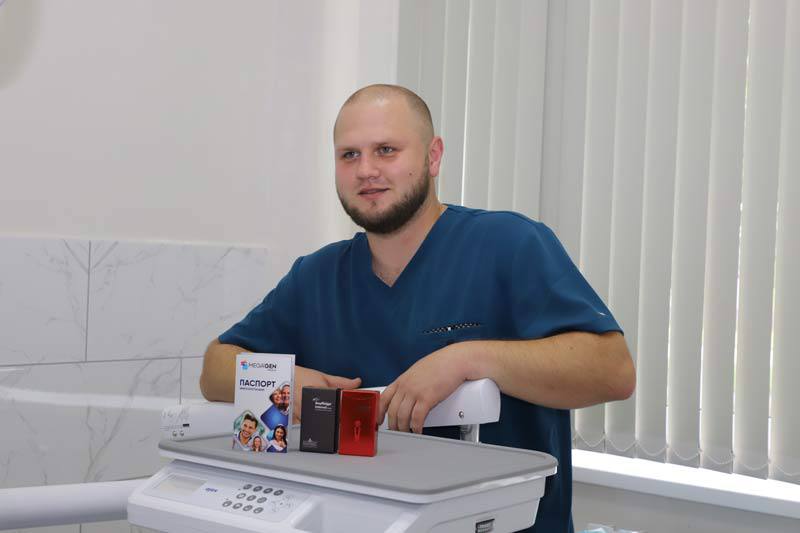 В стоматологическом отделении Ошмянской ЦРБ введена новая услуга – дентальная имплантация зубов  Обновленная после ремонта операционная оснащена по последнему слову техники – здесь установлено новое современное оборудование и используются качественные материалы. Профессиональную и качественную помощь может получить любой пациент.  При проведении операции используются современные анестетики. Пациентам предлагают два вида имплантов — MEGAGEN AnyRidge и AnyOne, причем первые 30 – со скидкой.