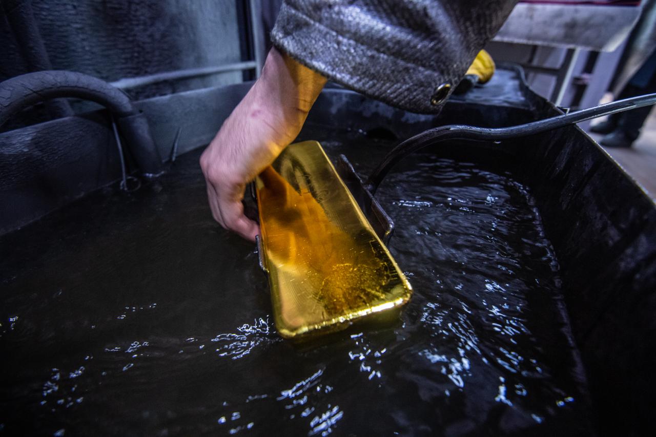 18 килограммов золота на 157 миллионов рублей В Якутии выросло количество преступлений в сфере незаконного оборота драгоценных металлов С начала года выявлено 17 таких деяний Рост составил более 50 процентов Из незаконного оборота изъято 18 килограммов золота на сумму около 157 миллионов рублей Это в шесть раз больше чем за аналогичный период 11 месяцев ред 2024 года сообщили в прокуратуре РС Я Перед судом предстали четверо фигурантов уголовных дел за незаконный оборот драгоценных металлов и камней Вынесено три обвинительных вердикта В суды направлено пять исков о взыскании с недропользователей ущерба причиненного окружающей среде Общая сумма 110 миллионов рублей Удовлетворено три иска на 103 миллиона рублей два находятся на рассмотрении Фото Виктор Гусейнов