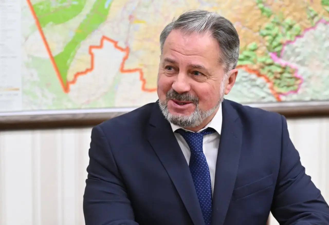 Виктор Томенко назначил нового министра спорта Алтайского края Им стал Михаил Панфилов основатель и бывший руководитель клуба АлтайБаскет Последние полтора года Михаил Панфилов был советником министра Приоритетные направления у нас остаются прежними Мы создаем возможности для занятий спортом по всему краю как на любительском так и на профессиональном уровне Важно знать что происходит в каждом районе в каждом городе в каждом селе края какие есть потребности И конечно продолжаем поддерживать наших профессиональных спортсменов Их достижения гордость края отметил губернатор Виктор Томенко в мессенджере MAX Напомним до июня 2025 пост министра спорта Алтайского края занимал Иван Нифонтов После обязанности исполнял его заместитель Сергей Шиллер Катунь 24 в MAX