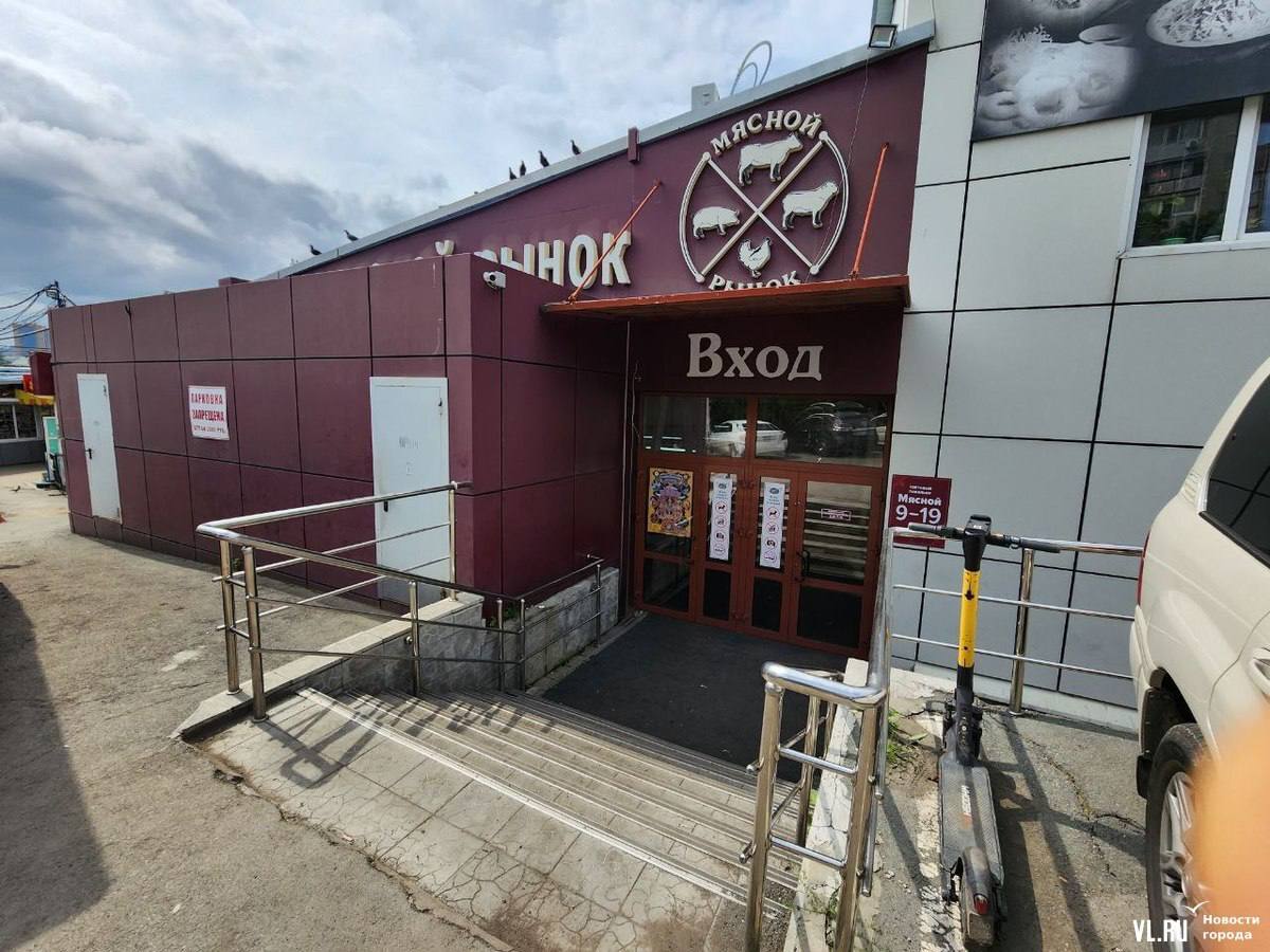 Суд обязал снести Мясной павильон на Спортивке Арбитражный суд Владивостока признал Мясной павильон на Спортивном рынке самовольной постройкой и постановил его снести Администрация города доказала что здание капитальное возведено без разрешений и заняло участок в обход норм Теперь собственники должны демонтировать постройку и убрать стройматериалы но решение пока не вступило в силу предприниматели собираются его обжаловать Несмотря на вердикт суда торговля в павильоне продолжается и рынок работает в обычном режиме РОЗЫГРЫШ СЕРТИФИКАТОВ Подписывайтесь на NEWSVL