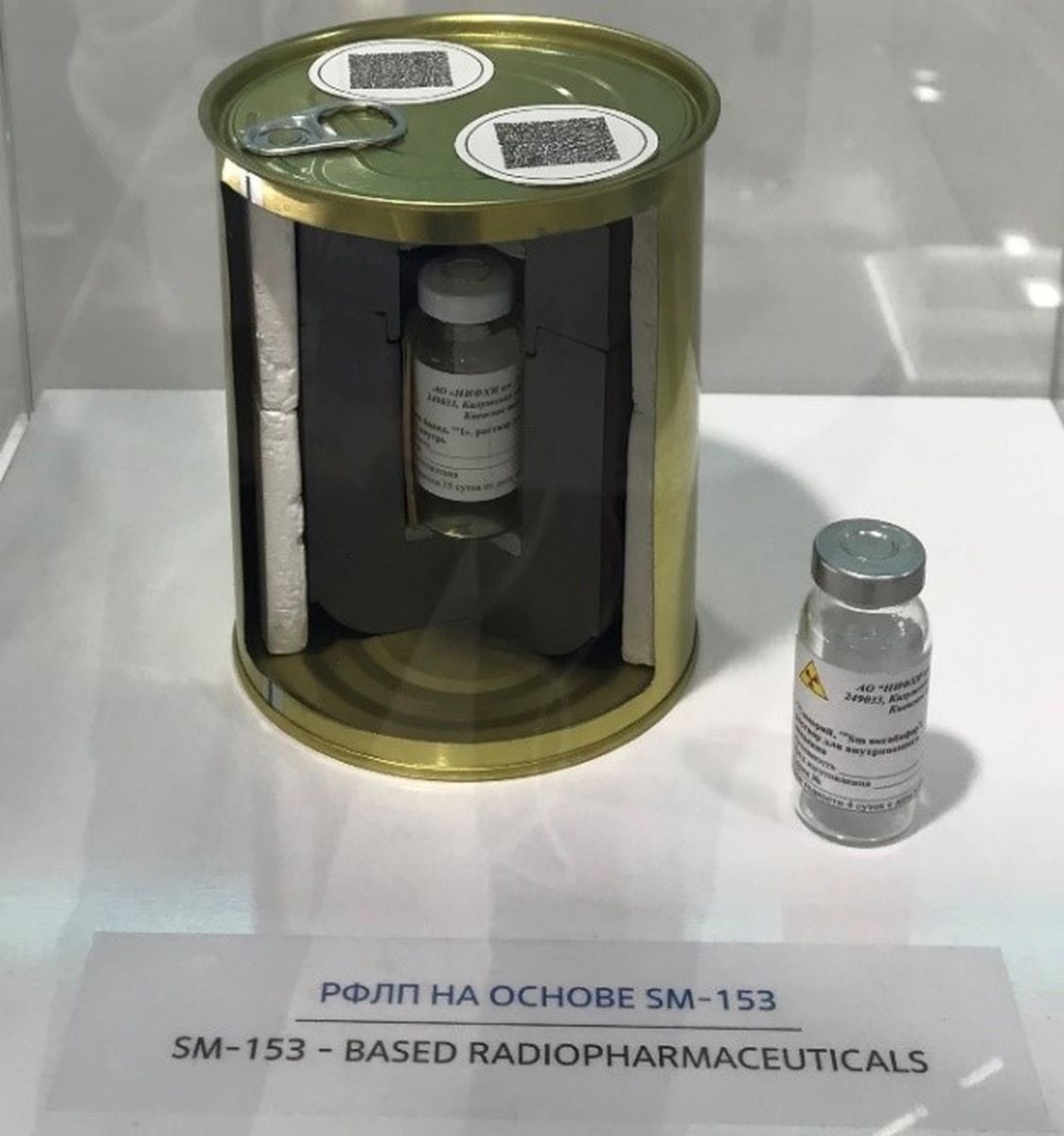«Росатом» начал регулярные поставки радиофармпрепарата на основе самария-153 в Северо-Западный федеральный округ  До настоящего времени препарат применялся в ряде других регионов России – в Центральном, Приволжском, Сибирском, Уральском и Дальневосточном федеральных округах. Однако в Северо-Западный федеральный округ поставки не осуществлялись, пациентам приходилось выезжать в другие регионы для лечения. Теперь радиофармпрепарат доступен пациентам Российского научного центра радиологии и хирургических технологий им. академика Гранова.   Единственным в России производителем препарата является Научно-исследовательский физико-химический институт им. Карпова  входит в «Росатом» , который производит готовый раствор для внутривенного введения, а также сырьевой изотоп самария-153.  Препарат на основе изотопа самария-153 обладает способностью избирательно накапливаться в метастатических очагах костной ткани при таких онкологических заболеваниях, как рак щитовидной железы, молочной железы, предстательной железы, почек и легких. Он воздействует на клетки метастатического или воспалительного очага и окружающие его нервные окончания, оказывая обезболивающее воздействие, в том числе за счет уничтожения злокачественных клеток.  Почему так важна доступность самария-153 — смотрите в следующем посте.   Подписывайтесь на «Росатом»   Оставляйте «бусты» #новость #РосатомНаука #УченыеРосатома #НИФХИ