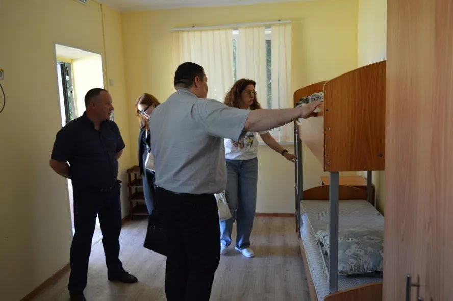 С 18 мая по 8 июня межведомственная комиссия проверит 25 загородных лагерей региона Специалисты министерства образования и науки Тамбовской области МЧС и Роспотребнадзора оценят условия отдыха детей меры безопасности качество дезинфекции помещений и акарицидной обработки а также соответствие программ воспитания федеральным требованиям В минобразования отметили что сейчас важно чтобы родители отправляя детей на отдых знали что в лагере всё продумано и всё готово от безопасности до воспитательной программы и содержания каждой смены Сейчас нужно внимательно проверить каждую деталь и при необходимости успеть всё доработать чтобы наши мальчишки и девчонки провели это лето в безопасных комфортных условиях и хорошо отдохнули отметила министр образования и науки Тамбовской области Татьяна Котельникова Всего в организациях отдыха и оздоровления этим летом отдохнут 53 тысячи детей Летняя кампания 2026 года пройдёт под девизом Тамбовские каникулы Единство Дружба Успех Напомним что средняя стоимость путёвки при продолжительности смены в 21 календарный день составляет 21 978 рублей 14 дней 14 652 рубля министерство образования и науки Тамбовской области   Онлайн Тамбов ру Подписывайтесь на канал Онлайн Тамбов ру в MAX