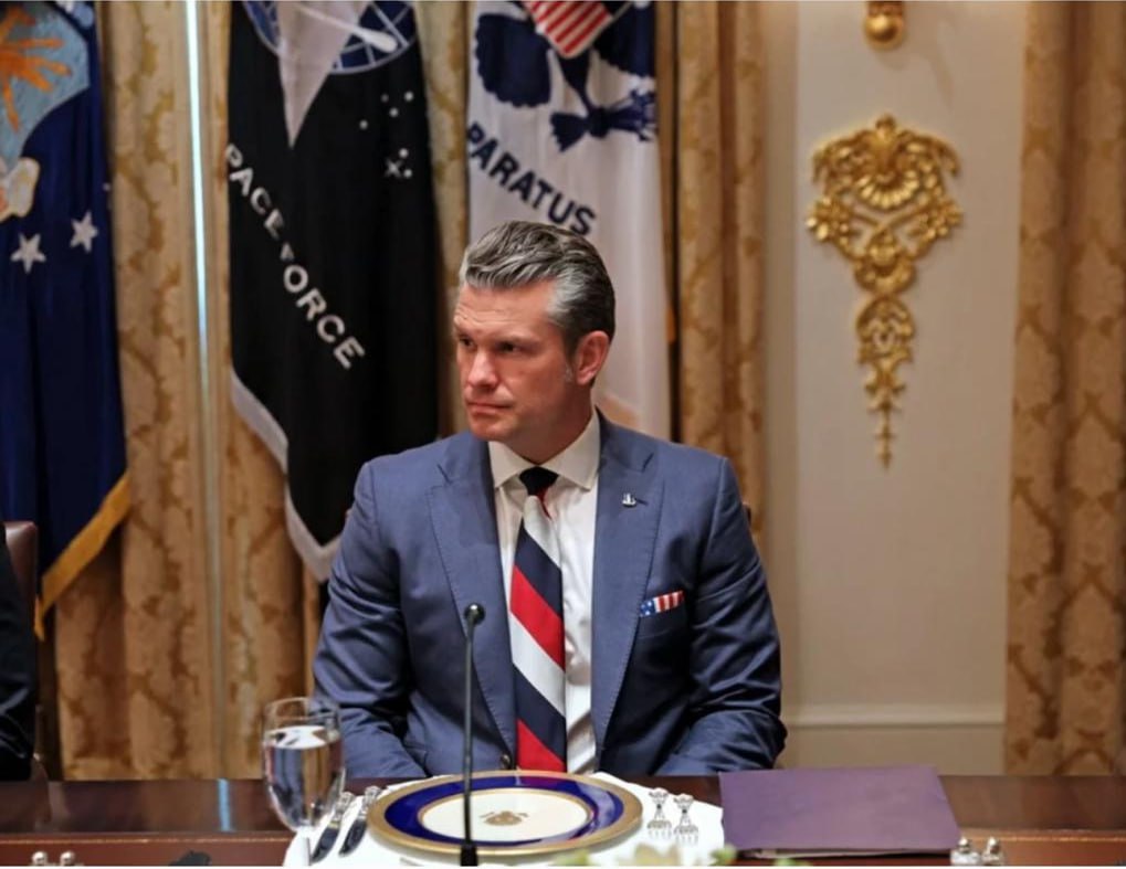 Твоя мамка ему его купила И это патриотический американский галстук придурок Так пресс секретарь Пентагона ответил журналисту который спросил почему у министра войны США Хегсета галстук в цветах российского флага bankoffo