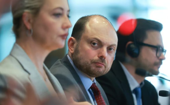 Politico: Российская оппозиция ведет закулисные переговоры с Украиной, заявляет видный диссидент  Многие на Украине критикуют идею, что Киев и российская оппозиция являются естественными союзниками.   Российская оппозиция в изгнании ведет закулисные переговоры с украинскими чиновниками, сообщил Politico Владимир Кара-Мурза, российско-британский журналист, лауреат Пулитцеровской премии и ведущий критик Кремля.   Хотя и Украина, и российская оппозиция являются ярыми противниками президента России Владимира Путина, они в основном избегают совместной работы. Киев с осторожностью относится к этому движению, опасаясь, что оно по-прежнему придерживается имперских взглядов на Украину и политику Кремля, включая присоединение Крыма в 2014 году.   Однако Кара-Мурза сказал Politico, что в настоящее время за кулисами ведется диалог. По его словам, переговоры с украинскими официальными лицами не носят «публичного характера».   «Мы хотели бы вывести этот диалог на самый высокий уровень», — добавил он, по-видимому, имея в виду президента Украины Владимира Зеленского.   Кара-Мурза сделал это заявление после выступления перед членами Европейского парламента в Брюсселе в четверг вместе с Юлией Навальной. Илья Яшин, еще один российский оппозиционный политик, который принял участие в дискуссии, сказал, что ЕС может выступить посредником между демократическим движением России и правительством Украины.   «Мы хотим начать этот диалог с Украиной», — сказал Яшин, утверждая, что Зеленский выразил готовность к переговорам с ними. «Мы не враги Украины... и хотим сохранить ее независимость», — добавил Яшин.   Разногласия между украинцами и российской оппозицией в основном сводятся к вопросу ответственности за войну. Многие на Украине считают российский народ ответственным за агрессию Москвы, в то время как диссиденты пытаются доказать, что это война Путина, а обычные россияне такие же жертвы, как и украинцы. #Россия #Украина  Подписаться   Сайт   Х