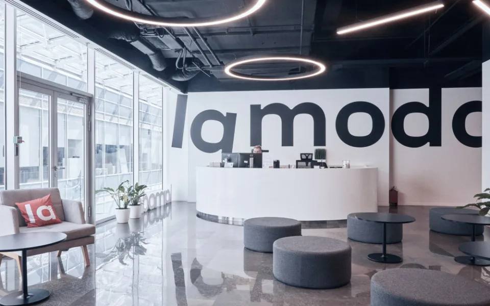 Управляющим директором по маркетингу Lamoda назначена Ольга Циос которая сменила на посту Алексея Кулакова Ольга Циос имеет больше 20 лет опыта работы в IT FMCG фармацевтических и косметических компаниях а также была экспертом программы МВА Стратегический Маркетинг в МГУ Она занимала руководящие позиции в Яндексе Магните S8 Capital Danone Avon Kimberly Clark и Sanofi и развивала собственные проекты Она будет отвечать за рост клиентской базы и развитие маркетинговой стратегии в том числе управление клиентским поведением развитие программы лояльности внедрение growth инициатив и укрепление бренда компании