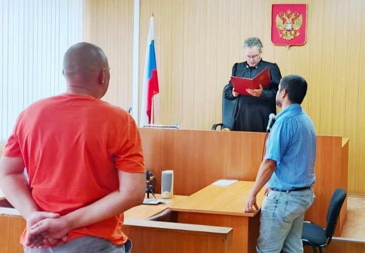 Фурмановец хотел купить права — заплатит миллион  37-летний житель Фурманова, лишенный ранее прав, не захотел снова сдавать экзамены. Вместо этого решил дать взятку через посредника инспектору ГИБДД — за «успешную сдачу теории» и возвращение прав на категории B, C и M.  Размер взятки не уточняется  по закону — от 25 до 150 тыс ₽ . Но суд в Тейкове назначил максимальный штраф — 1 000 000 ₽. Срока лишения свободы  до 8 лет по статье  удалось избежать — мужчина признал вину, сослался на проблемы со здоровьем у себя и родителей.  #происшествия     Прислать новость        Поддержи свой регион