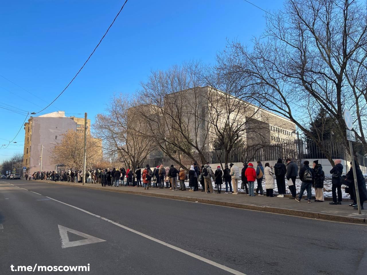 Гигантская очередь собралась сегодня у посольства Японии в Москве.  Сотни людей хотели получить визу, но некоторые не успели попасть в посольство до закрытия.