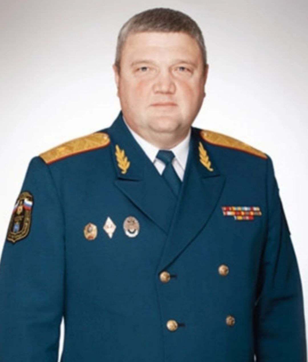 Завершено расследование дела экс-главы Самарского МЧС генерал-майора Олега Бойко. Сейчас самарский генерал находится в Москве в СИЗО. Олега Бойко обвиняют во взятке в особо крупном размере. По предварительной версии, он получил 25 миллионов рублей от коммерсантов за содействие при выполнении работ в сфере организации пожарной безопасности. Олег Васильевич Бойко, генерал-майор внутренней службы, бывший начальник Главного управления МЧС России по Самарской области. Родился 28.12.1966 г. в г. Симферополь. В 1988 году окончил Сумское высшее артиллерийское командное училище, в 2017 г. — Академию Государственной противопожарной службы МЧС России. С 1988 года служил на должностях командира взвода, командира батареи в артиллерийском полку в составе ГСВГ и ЗГВ, затем был назначен на должность начальника штаба самоходно-артиллерийского дивизиона самоходно-артиллерийского полка 90-й гвардейской танковой дивизии 2-й гвардейской танковой армии ПриВО. С 1995 по 1998 год командовал спортивной ротой 16 СКА. В 1998 году переведен для дальнейшего прохождения военной службы в МЧС России. Службу проходил в Приволжском региональном центре по делам гражданской обороны, чрезвычайным ситуациям и ликвидации последствий стихийных бедствий. С 2002 года переведен в Управление по делам ГО ЧС города Самары. В должности начальника инженерной службы отвечал за организацию вопросов инженерно-технических мероприятий гражданской обороны. В 2008 году назначен заместителем начальника отдела планирования мероприятий гражданской обороны и предупреждения чрезвычайных ситуаций управления гражданской защиты Главного управления МЧС России по Самарской области. С 2010 по 2014 годы был заместителем начальника Главного управления по защите, мониторингу и предупреждению чрезвычайных ситуаций – начальником управления гражданской защиты Главного управления МЧС России по Самарской области, затем первым заместителем начальника Главного управления МЧС России по Самарской области. С 10 марта 2014 года – начальник Главного управления МЧС России по Самарской области. Указом Президента Российской Федерации № 276 от 11 июня 2016 года присвоено специальное звание высшего начальствующего состава генерал-майор внутренней службы. В сентябре 2019 года награжден медалью ордена «За заслуги перед Отечеством» II степени. В декабре 2023 года задержан на рабочем месте