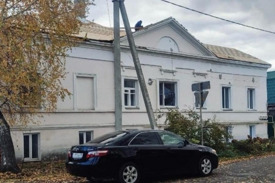 В Мичуринске продолжается ремонт городской усадьбы  В Мичуринске по программе "Наследие Тамбовщины" продолжаются ремонтные работы на объектах культурного наследия, которые являются многоквартирными жилыми домами.  Ремонт в главном доме городской усадьбы на улице Набережной стартовал ещё в августе текущего года. Здесь ведётся ремонт крыши и кровли.  В настоящее время демонтировано старое покрытие кровли, установлена стропильная система. Ведутся подготовительные работы к монтажу кровельного покрытия.    управление по госохране объектов культурного наследия Тамбовской области    ИА "Онлайн Тамбов.ру"