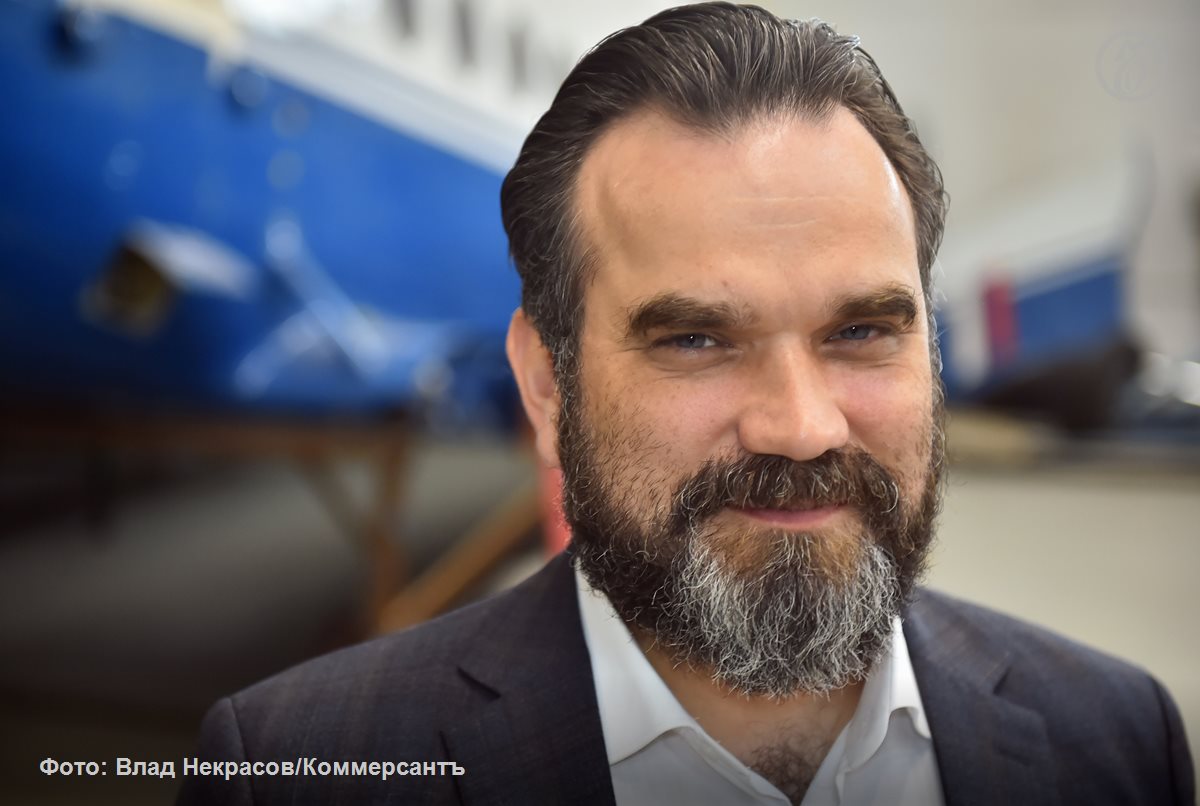 Cерийные поставки легких самолетов «Байкал», которые должны прийти на смену «кукурузникам» модель Ан-2 , начнутся не ранее 2030 года, сообщил в интервью «Ъ» глава «Русавиапрома» Алексей Крюков. Производитель «Байкала» Уральский завод гражданской авиации УЗГА планирует начать первые поставки уже в 2026-м. Сейчас, согласно комплексной программе развития авиаотрасли, до 2030 года должно быть произведено 139 «Байкалов». «На сегодня у "Байкала" нет сердца, нет двигателя. Сертификационные процедуры в этом проекте могут уйти еще на два-три года вправо»,— сказал Алексей Крюков. Другой возможной причиной переноса сроков может быть подготовка к производству, считает господин Крюков. «Когда вам нужно производить пять самолетов в год, как сейчас предполагает УЗГА,— это один штат людей, одно производство, один заготовительный участок, одни соисполнители-поставщики. Когда вам нужно производить десятки самолетов в год — это совершенно другая кооперация»,— пояснил он. По его словам, только подготовка к серийному производства, по оптимистичным прогнозам, может занять до двух лет. В реальности же этот период будет продолжаться около пяти лет, добавил Алексей Крюков. #Ъузнал