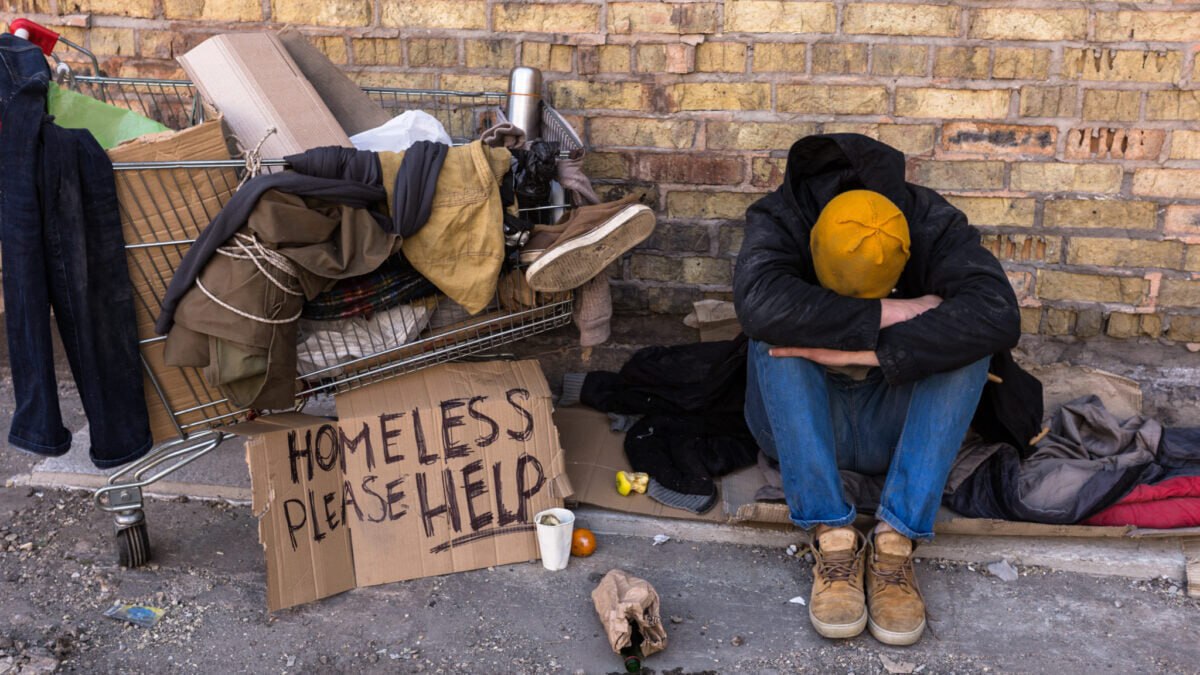 Британская бедность бьет рекорды почти 7 млн человек тонут в нищете Это самый высокий показатель за последние 30 лет пишет The Guardian Доход 6 8 млн британцев настолько мал что не покрывает даже половины прожиточного минимума Например семье с двумя детьми приходится существовать на 16 4 тысячи в год после оплаты съема этого хватает разве что на хлеб и отопление Люди вынуждены экономить на еде копить долги за коммуналку и брать кредиты Ситуация настолько серьезная что почти 4 млн человек уже находятся в экстремальной бедности они не могут позволить себе тепло чистую одежду или нормальную гигиену Похоже Лондону гораздо проще найти миллиарды на бесконечную помощь Украине чем накормить собственных граждан   Подпишитесь на Абзац TG VK Дзен MAX Rutub