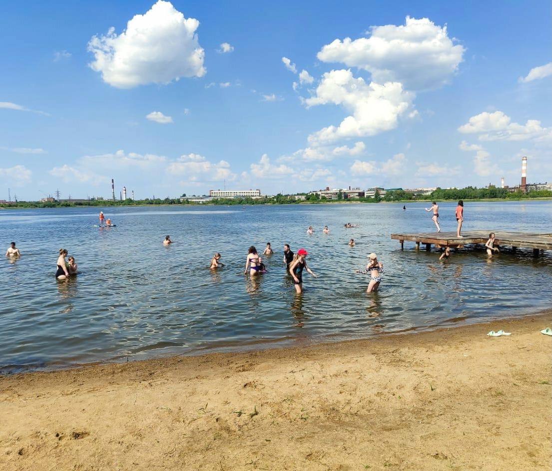 На пляжах Омска проходят полицейские рейды.  Так, на озере Чередовом были замечены пять девочек 10-15 лет, которые купались без взрослых.  С родителями несовершеннолетних проведена работа, данные девочек будут направлены в школы, где они учатся.  Подписаться \ Прислать новость
