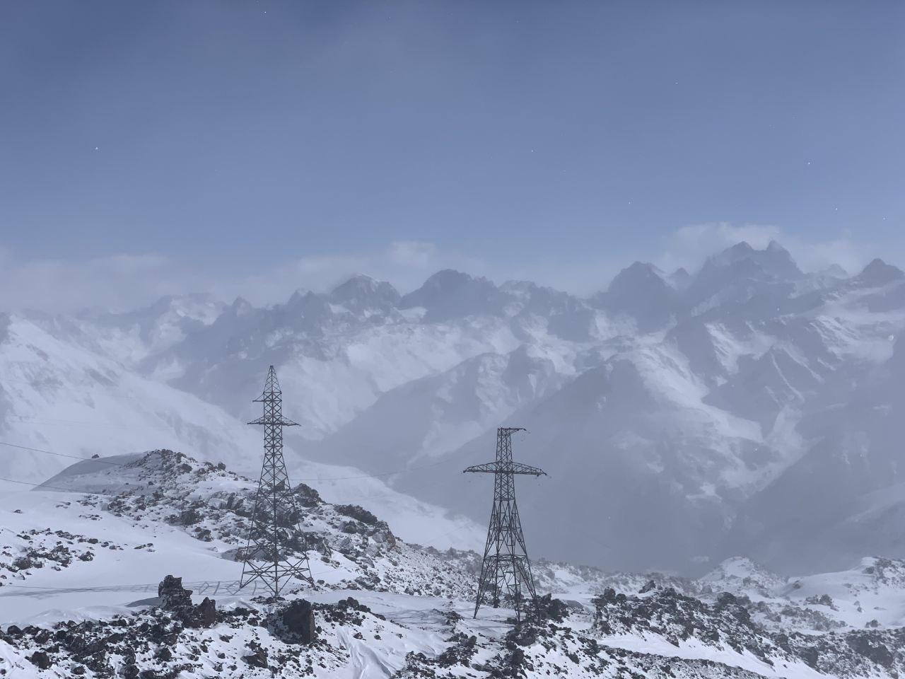 Россети Северный Кавказ направят 5 1 млрд рублей на плановый ремонт и техническое обслуживание энергообъектов в СКФО в 2026 году Финансирование ремонтной программы увеличено на 5 по сравнению с 2025 годом На ремонт и техническое обслуживание энергообъектов Ставропольского края будет направлено более 1 5 млрд рублей Дагестана порядка 1 7 млрд рублей Кабардино Балкарии 568 млн рублей Чеченской Республики 508 млн рублей Северной Осетии 289 млн рублей Ингушетии 262 млн рублей Карачаево Черкесии 243 млн рублей Основные направления программы технического обслуживания текущего года ремонт линий электропередачи ЛЭП ремонт крупных питающих центров ремонт трансформаторных подстанций расчистка и расширение просек ЛЭП