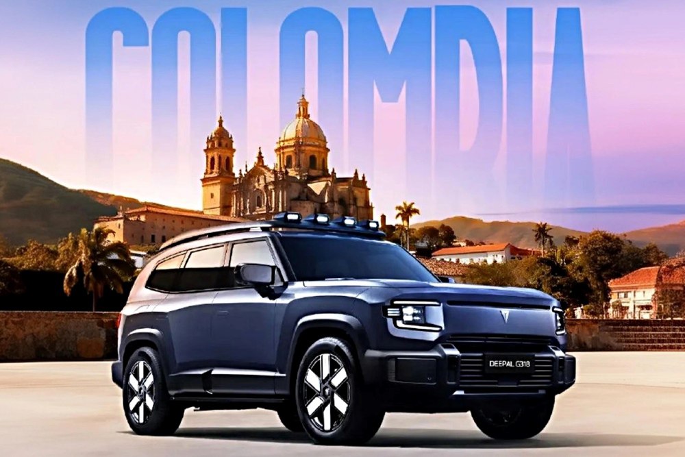 Компания Changan анонсировала выход гибридного кроссовера Deepal G318 на рынок Колумбии Габариты автомобиля 5010 х 1985 х 1895 мм колёсная база 2880 мм клиренс 240 мм Автомобиль оснащён гибридной силовой установкой с двумя электромоторами суммарной мощностью 430 л с В роли генератора выступает 1 5 литровый бензиновый ДВС мощностью 150 л с Максимальная дальность хода превышает 1000 км по циклу CLTC deepal chinamashina news