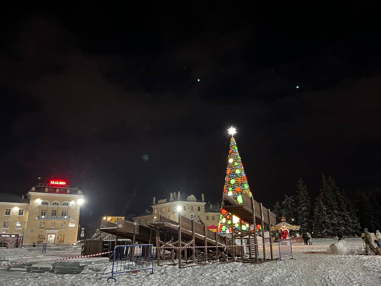 20 декабря в Салавате откроется Новогодний городок  Начало в 17:00 на площади имени Ленина. Будут сказочные персонажи, фестиваль Дедов Морозов и Снегурочек, зимние игры и выставки   Фото: администрация Салавата