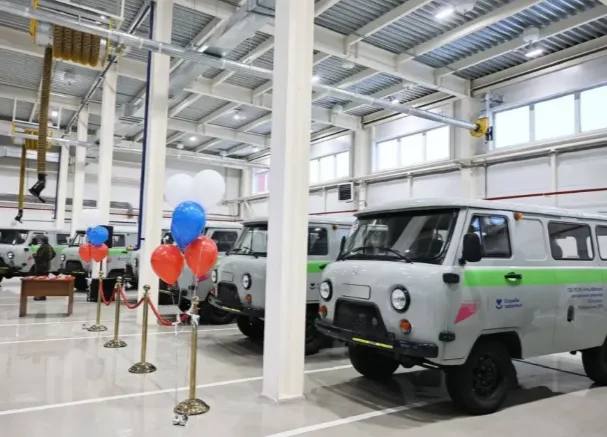 45 автомашин поступило в 2025 году в больницы Якутии В больницы республики в этом году поступило 45 новых автомашин Эти транспортные средства предназначены для использования в работе медицинских учреждений первичного звена здравоохранения Транспорт приобретён в рамках масштабной программы модернизации первичной медицинской помощи предусмотренной национальным проектом Продолжительная и активная жизнь инициированным Президентом России Владимиром Путиным Благодаря нацпроекту больницы республики получили автотранспортные средства предназначенные для выполнения задач по выездному осмотру населения для перевозки пациентов нуждающихся в срочной госпитализации транспортировки материалов для лабораторий а также для доставки медикаментов и необходимого оборудования до лечебных пунктов Работа по модернизации первичного звена здравоохранения республики также проводится во исполнение стратуказа Главы Якутии Айсена Николаева О стратегических направлениях укрепления общественного здоровья и развития системы здравоохранения РС Я единаяроссия сахасирэ ольгабалабкина мыработаем россия якутия арктика экология арктическаяякутия Подписывайтесь на канал t me balabkinaov