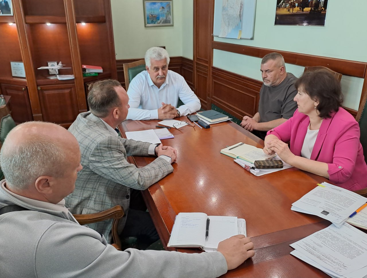 ‼ ВРИО Главы Бердянска Андрей Ковганко: «Цель у нас одна общая: отопительный сезон 2025 -2026 годов должен пройти без сбоев» ВРИО Главы Бердянска Андрей Ковганко провел рабочую встречу с руководителем государственного унитарного предприятия Запорожской области «Запорожская облтеплосеть» Константином Тюриным и директором Филиала «Бердянский» Сергеем Касаткиным. Необходимость такой встречи была вызвана тем, что ГУП «Запорожская облтеплосеть» является на сегодня единой теплоснабжающей организацией в системе теплоснабжения на территории всего региона. Бывшая Бердянска теплосеть – это уже филиал ГУПа. Естественно, в ходе слияния нескольких предприятий в одну большую структуру областного масштаба возникают, как юридические, так и имущественные вопросы, а также чисто организационные моменты. На улице май, но именно с мая всегда начиналась подготовка к новому отопительному сезону. Есть ряд моментов, которые нам необходимо было совместно обсудить. Диалог у нас получился абсолютно конструктивный. Уверен, мы разрешим все спорные и проблемные моменты. Потому что цель у нас одна общая: город должен подготовиться к отопительному сезону, отопление должно быть включено вовремя, а отопительный сезон 2025 -2026 годов должен пройти без сбоев. Вот к этому мы сообща стремимся и готовимся , - подвел итог совещанию Андрей Ковганко. Качественные новости —