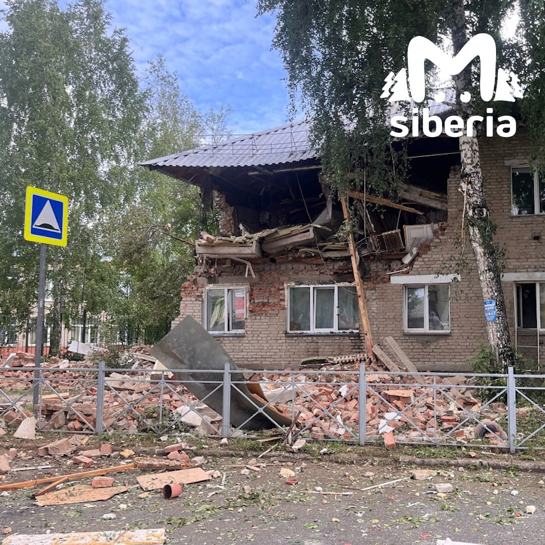 Предварительно, мужчина погиб при взрыве газа в Красном Яре. Пострадала женщина, её с сотрясением отправили в больницу. Под завалами в 11-м доме может быть ещё один человек.