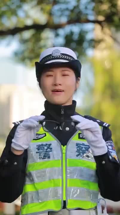 В Китае полицейские начали использовать ИИ очки для мгновенной проверки автомобилей