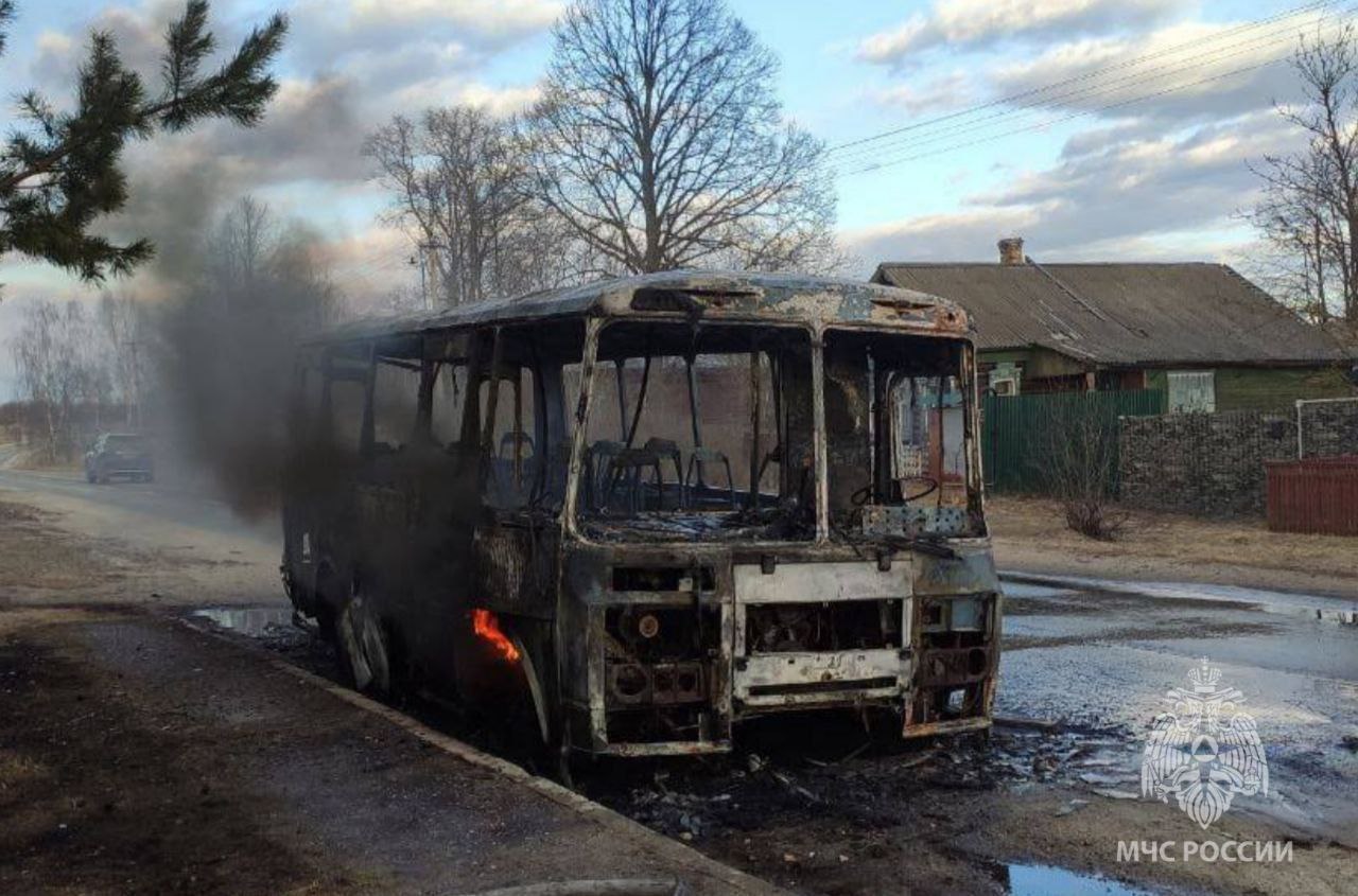 В деревне Коровиха Лежневского района Ивановской области огнем уничтожен автобус. Причина неизвестна