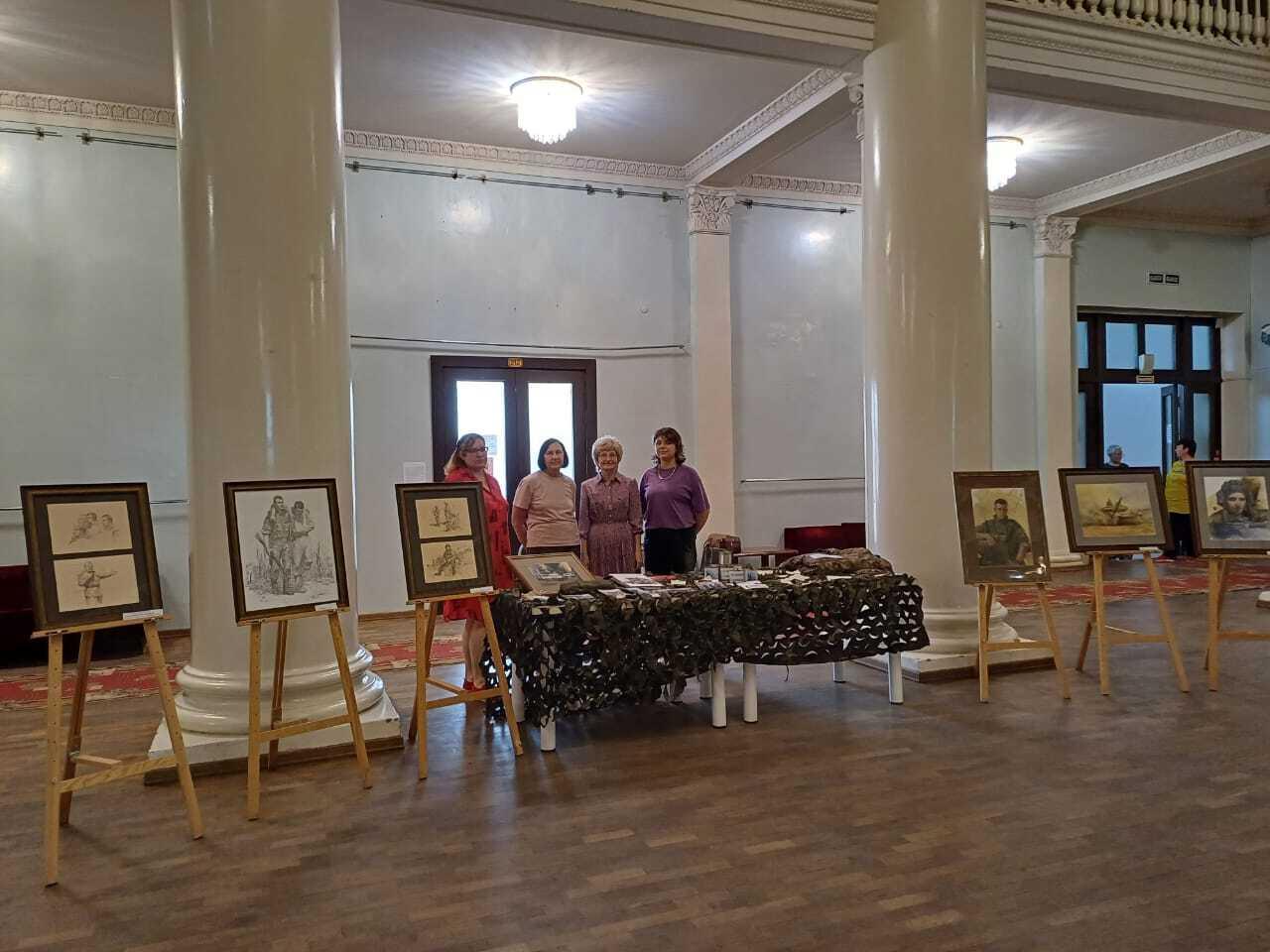 Музей из региона-шефа отправил в Приазовье ценный груз Музей города Северска Томская область передал в дар Приазовскому краеведческому музею 35 экспонатов. Среди них — художественные полотна, предметы народного творчества, работы талантливейших мастеров Северска, работающих в стиле мезенской росписи, урало-сибирской и других. «Этот дар — не просто культурный обмен. Это частичка Сибири, переданная с любовью, теплом и уважением нашим коллегам. Пусть эти экспонаты греют стены нового музея по-сибирски: по-настоящему, крепко и с душой» – написал Северский музей на своей странице ВКонтакте. Ценная посылка скоро должна прибыть в Приазовский муниципальный округ.