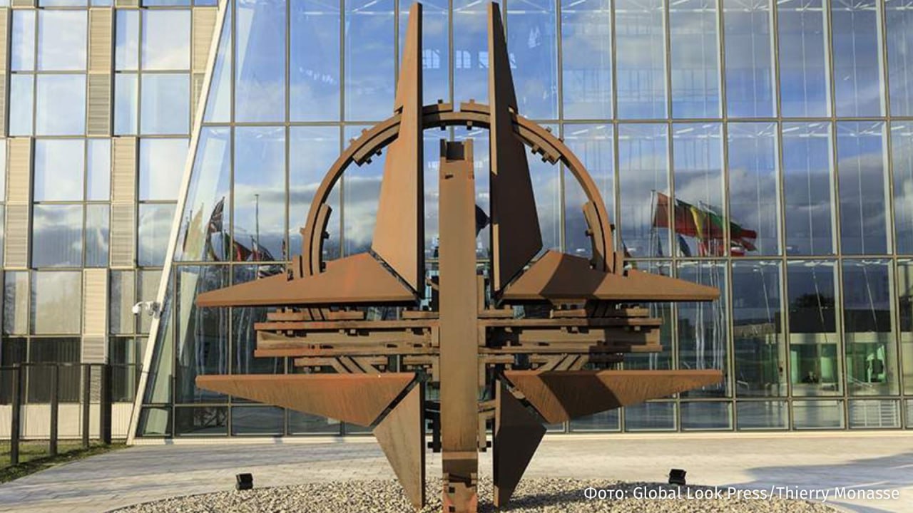 Франция может выйти из НАТО из за недружественных действий США Соответствующую резолюцию предложила вице председатель Нацсобрания Франции Клеманс Гете В последнее время как никогда остро стоит вопрос об участии Франции в НАТО военном альянсе возглавляемом США и служащем их интересам Я вношу предложение о принятии резолюции о планируемом выходе из НАТО начиная с вывода объединенного командования написала она на своей странице в соцсети Х Поводом для такой резолюции по мнению Гете стали действия США захват президента Венесуэлы Николаса Мадуро территориальные претензии к Дании на Гренландию а также военная поддержка геноцида в Палестине IZ RU в Telegram в MAX