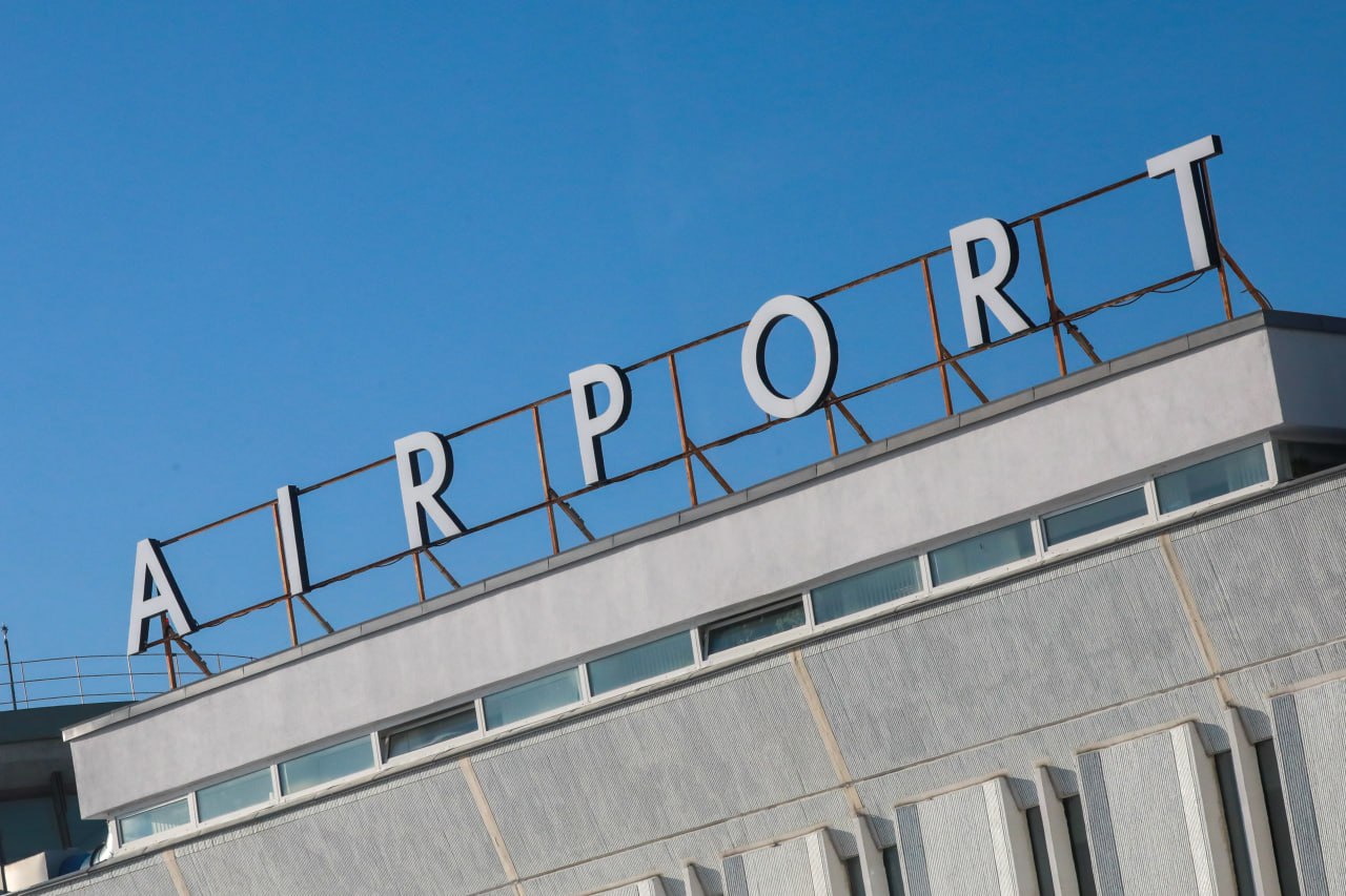 В Пулково ограничили въезд к терминалу Изменения действуют с сегодняшнего дня — движение ограничено на первой линии на уровне первого этажа. Возле терминала меняют дорожное покрытие. С 17 по 24 мая планируется полностью закрыть первую линию. Для транспорта будут доступны вторые линии на уровне первого и третьего этажей, сообщили в пресс-службе Пулково. Для информирования водителей об изменениях на территории аэропорта установлены дорожные знаки. ИЗВЕСТИЯ/Сергей Коньков Подписаться Прислать новость