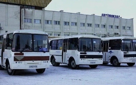 В Омской области запустят новый маршрут взамен отмененного    В региональном Минтрансе отреагировали на просьбу жителей Шербакулького района найти альтернативу отмененному с начала года маршруту №1054 «Омск–Екатеринославка. В ведомстве уточнили, что новый маршрут начнет работу с 14 февраля.    Автобус будет заезжать в следующие населенные пункты: Азово, Борисовское, Тарналы, Александровское. 1-е Комиссаровское, Карагаш, Красноярка, Яблоновка, Кокчинск,  Чадск, Солнцево, Екатеринославка.   По официальным данным, прежний маршрут отменили из-за неудовлетворительных дорожных условий. Как будет справляться новый перевозчик с плохими трассами, не известно.