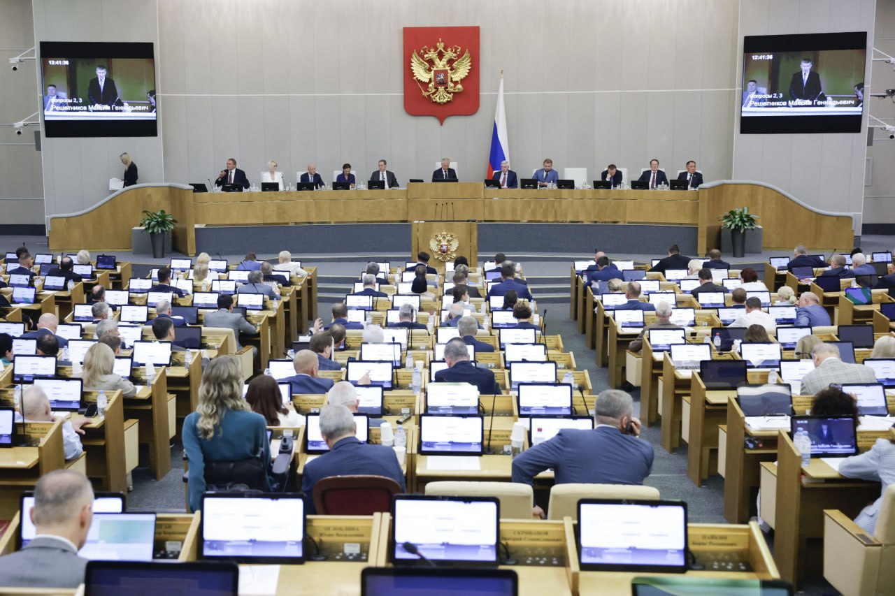 На сегодняшнем заседании Государственной Думы с докладом по исполнению федерального бюджета за 2024 год выступили Министр финансов Российской Федерации Антон Германович Силуанов и заместитель Председателя Счётной палаты Российской Федерации Галина Сергеевна Изотова.  Общий объём доходов составил более 36,7 триллионов рублей при прогнозируемых 35,062 триллионах рублей. Выросли как нефтегазовые — 11,131 трлн при плановых 10,985 трлн, так и ненефтегазовые доходы — 25,577 трлн при плановых 24,077 трлн соответственно. Расходы ожидались на уровне 37,182 трлн, в итоге они составили 40,180 трлн. Дефицит составил 3,471 трлн. Рост ВВП по итогам 2024 года составил 4,3%.  Принятый сегодня отчёт — важный инструмент для объективной оценки ситуации, а также возможность проработать более эффективные методы решения возникающих проблем. В частности, необходимо сосредоточиться на оптимизации расходов и повышении прозрачности. Уверен, что Правительство Российской Федерации будет плотно взаимодействовать с парламентом для решения возникающих задач.