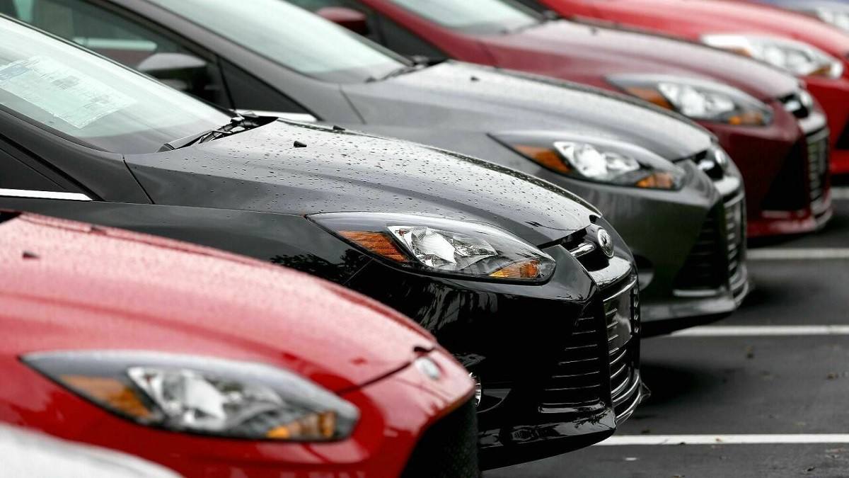 Автостат подсчитал какие автомобили больше всего теряют в цене за 2 года пробега Для сравнения выбрали 20 самых продаваемых моделей Меньше всего подешевел кроссовер Toyota RAV4 который за это время потерял в цене в среднем всего 6 В топ 5 также вошли Chery Tiggo 4 Pro 16 LADA Niva Legend 19 Toyota Camry 21 и Chery Tiggo 8 Pro Max 21 А вот больше всего потерял в цене электрокар Zeekr 001 38 У Voyah Free минус 34 На столько же подешевел Lixiang 17 У HAVAL F7 цена снизилась на 32 а у HAVAL Jolion на 31 Подробнее