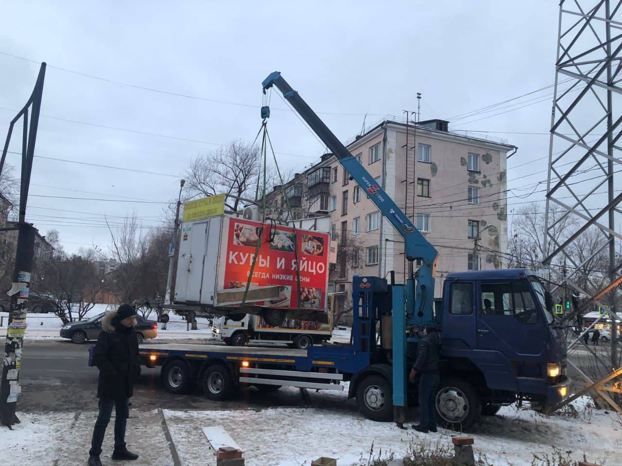 Отличный кейс по избавлению города от нелегальных киосков. В Екатеринбурге депутаты гордумы поддержали инициативу мэрии о сокращении сроков добровольного демонтажа незаконных торговых объектов.    Теперь:   Киоски и павильоны – до 1 суток вместо 5 дней.   Легковозводимые конструкции – до 3 часов.  Депутатам Челябинской городской думы на заметку. За месяц можно будет избавить всех нас от ларьков. Не убрал владелец за сутки — демонтаж от города с отправкой счета за предоставленные услуги.